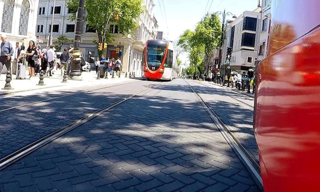 Eminönü’nde tramvay yoluna giren araç, bariyerlerde asılı kaldı