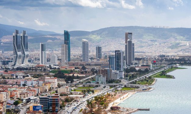 İzmir, cümbüş ve yemek bölümünde vites büyüttü