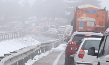 Kar yağışı İstanbul yolunu trafiğe kapattı