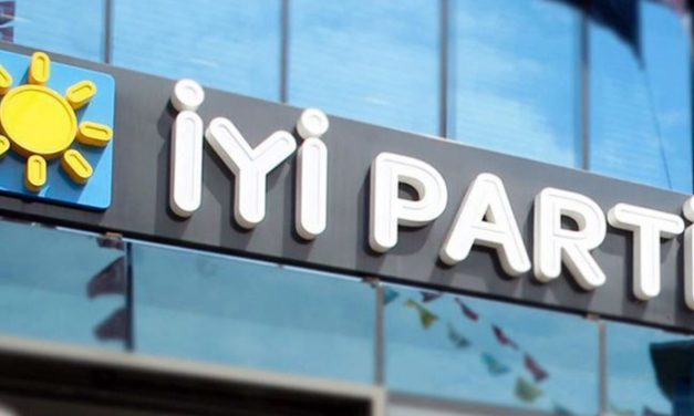 Manisa’da YETERLİ Parti’den istifa eden vilayet idare konseyi üyeleri AK Parti’ye geçti