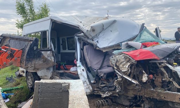 Tarım çalışanlarını taşıyan minibüs devrildi: 1 meyyit, 8 yaralı